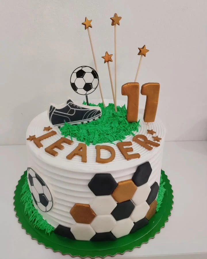 Tarta blanca y verde de fútbol con balón, bota, estrellas doradas y nombre personalizado