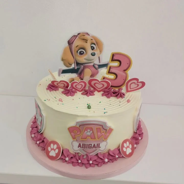 Tarta infantil blanca y rosa con personaje, corazones y el número tres